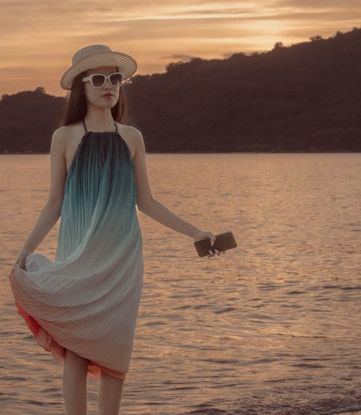 Sofi con sombrero y gafas junto al mar
